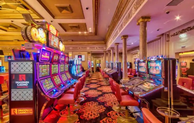 Tampilan meja Texas Poker live di ronaldoslot dengan pemain dan kartu komunal